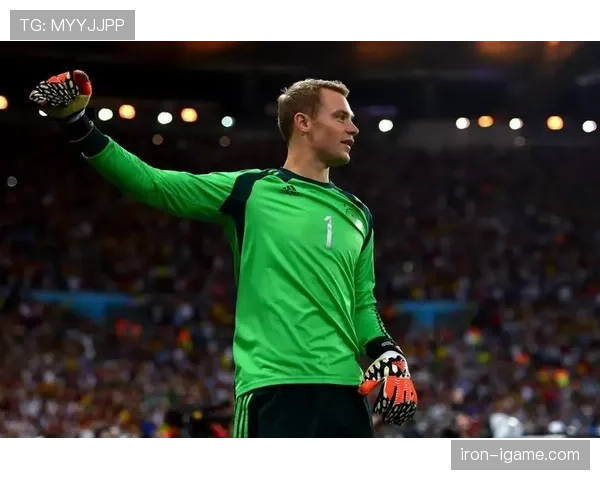 诺伊尔以精准传球重塑门将角色，稳健表现引领守门员新潮流